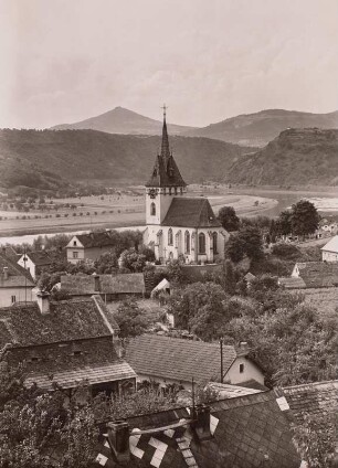 Groß Tschernosek (Velké Zernoseky (Böhmen)). Ortsteilansicht mit St. Nikolaus Kirche. Blick elbabwärts gegen Kletschen (Kletecná) und Kuckucksberg Teilansicht), vor diesem der Dreikreuzberg (Tříkřížový vrch oder Kalvárie)