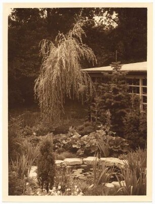 Garten Stier, Potsdam: Ansicht Wasserbecken, Steingarten und Bootshaus
