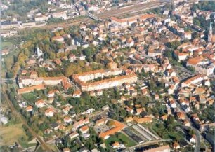 Löbau. Stadtzentrum zwischen Neusalzaer Straße, Gleisanlagen der Strecke Löbau - Ebersbach, Hauptbahnhof und Bahnhofstraße. Luftbild-Schrägaufnahme von Südwest