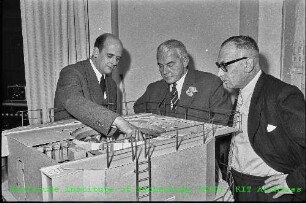 Präsentation eines Modells der Reaktorsäule des Forschungsreaktors 2 (FR 2) mit geöffnetem Core