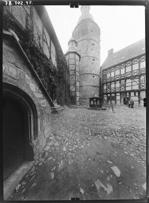 Pansfelde (Falkenstein/Harz-Pansfelde). Burg Falkenstein (Burgmuseum, Baubeginn 1115). Hofansicht mit Treppenturm (1676) und Bergfried