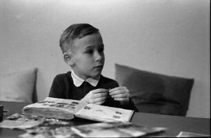 Bukarest: Wohnung Schmidt, Schmidt (Junior) beim Briefmarkenkleben