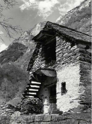 Altes Steinhaus im Hinterland des Tessins