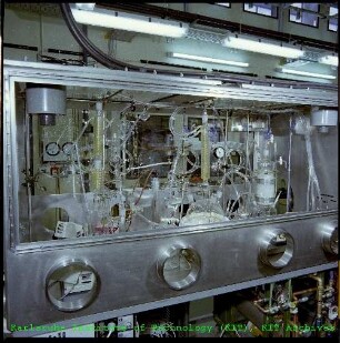Unbekannter Versuchsaufbau in einer Glovebox im Europäischen Institut für Transurane (ITU)