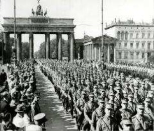 Die Berliner SA marschiert am Brandenburger Tor