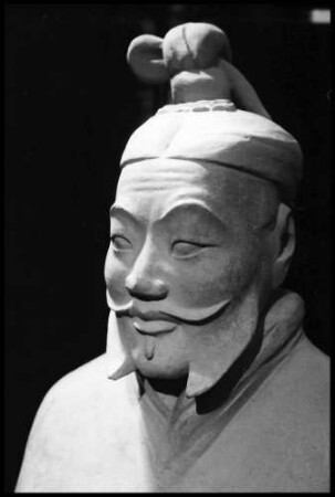 Basel: Kaufhaus Rheinbrücke, Die Grabarmee des ersten Kaisers von China, Terrakottafiguren, gepanzerter Offizier mit Pferd [ohne Pferd]