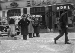 Vor der Opel Filiale Eduard Winter Berlin : Einige Männer vor der Opel Filiale Eduard Winter in Berlin.