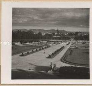 Wien, Blick vom Oberen Belvedere über Garten und Unteres Belvedere auf die Stadt