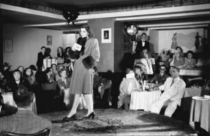 Bukarest: Modenschau: Mäntel