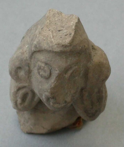 Fragment de hochet en terre cuite (tête en terre cuite)