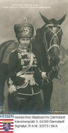 Viktoria Luise Herzogin v. Braunschweig geb. Prinzessin v. Preußen (1892-1980) / Porträt in Uniform des Leib-Husaren-Regiments, ein Pferd am Halfter führend, stehend, Kniestück