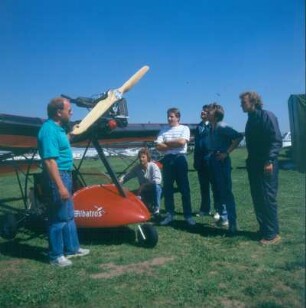 ULF-Pilot an einem Ultraleichtflugzeug (ULF) mit Flugschülern