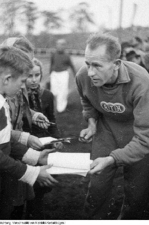Dresden. Emil Zátopek, Olympiasieger im Marathonlauf 1952 in Helsinki, in Dresden zu Wettkämpfen in der Leichtathletik im Rudolf-Harbig-Stadion, Oktober 1950