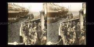 Ankunft der Passagiere auf der Elbe bei Hamburg