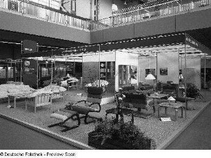 Raumaufnahme mit Ausstellungskojen des VEB Möbelkombinat Berlin (MKB)