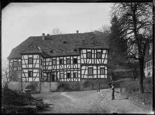 Neidenstein Vorburg - Fachwerkhaus mit Vorbauten (1538) der Burgruine Ansicht von der Burg