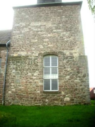 Hermannrode-(Evangelische Kirche) - Kirchturm von Norden (beachte Geschoßrücksprung) mit Werksteinen im Mauersteinverband über Kirchhof