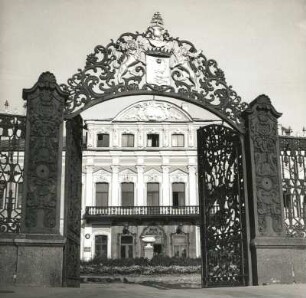 Leningrad (Sankt Petersburg). Scheremetjewpalais auf der Fontanka (1749-1750; begonnen von S. J. Tschewakinski). Blick durch Toranlage auf Mittelrisalit