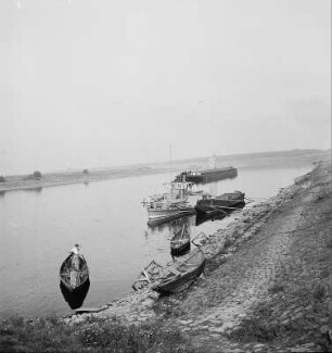Elbschiffer, Boote, kleiner Schleppdampfer und Lastkahn mit Segel bei Kreinitz