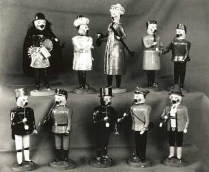 Räuchermänner in überlieferten Formen : Räuchermänner in überlieferten Formen. Holz, gedrechselt, bemalt (um 1930). Seiffen-Heidelberg