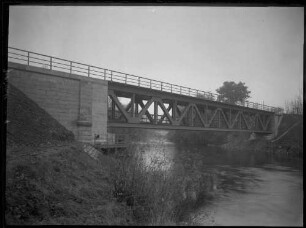 Bahnbrücke über Fluss