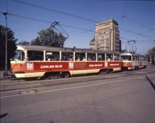 Dresden-Neustadt, Albertplatz. Straßenbahn, bestehend aus zwei Triebwagen (T4), in stadtwärtiger Richtung. Im Hintergrund Hochhaus der Dresdner Verkehrsbetriebe (1929; H. Paulick. B. Löser)