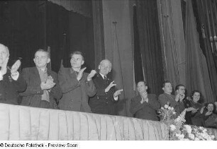 Applaudierendes Podium des Kongreßes des Jungen Brigadiers