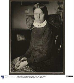 Junge Frau in Tracht