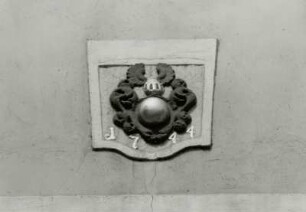 Wappenrelief mit Goldener Kugel und Jahreszahl