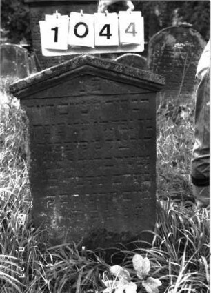 Grabstein 1044 (Index: 100098960) Maße HxBxT: 93x48x11 cm: Grabstein 1044