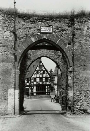 Rhens. Kirchtor (Feldseite) gegen das Rathaus
