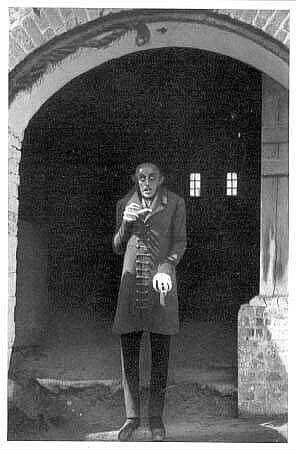 Szene aus dem ersten Gespensterfilm Nosferatu - Eine Symphonie des Grauens" von Friedrich Wilhelm Murnau. Prana-Film, 1922