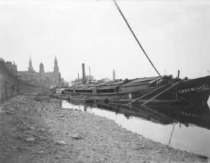 Terrassenufer mit Kohlekähnen und -schuten beim Niedrigwasser : Dresden. Terrassenufer mit Kohlekähnen und -schuten beim Niedrigwasser der Elbe im August 1911. Blick über trockengefallenes Flussbett stromab zur Hofkirche