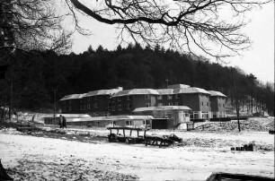 Freiburg: Neubau Jugendherberge im Schnee, aus Wald von Westen