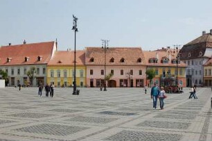 Sibiu - Ansicht aus der Altstadt : Der neu gestaltete Marktplatz mit sanierten Häusern. Sibiu, Kulturhauptstadt Europas 2007. Siebenbürgen, aufgenommen 2007