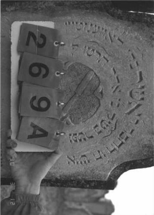 Grabstein 269 (Index: 99786818) Maße HxBxT: 112x58x13 cm Symbolik: Beschneidungsmesser Besonderheit: kulturhistorisch wertvoll / hist.-wiss. Gründe (Gemeindestellung): Grabstein 269A
