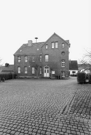 Ehem. Schule (Schule); Helsa, Mühlenweg 39