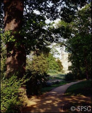 Potsdam, Park Babelsberg, Blick über den Pleasureground auf das Schloss.