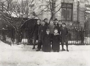 Ernst Blume mit Schülern : Lehrer Dr. Ernst Blume mit Schülern (Teilnehmer einer Fahrt nach Morsleben, Helmstedt und Königslutter), Dezember 1920