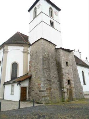 Kirche von Nordosten mit Kirchturm (Turmkern 13 Jhd-Obergeschoß und Strebepfeiler 18 Jhd) sowie Langhaus und Chor (beide Neubau Jahr 1766) über Kirchhof