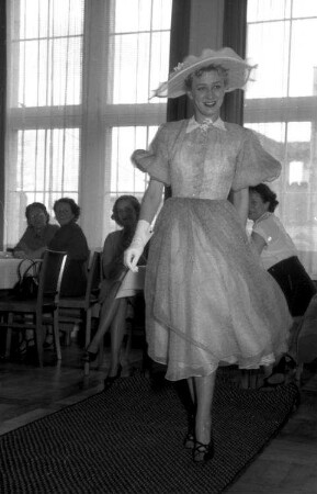 Freiburg: Theaterrestaurant; blaues Sommerkleid mit Hut; Modell Felicitas