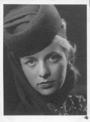 Porträt Genja Huebner, geb. Berger, mit Kappe. Dresden, wohl 1942