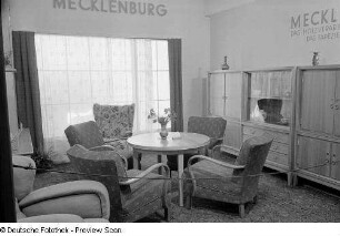 Messestand mit Sitzgruppe, Schränken und Vitrine