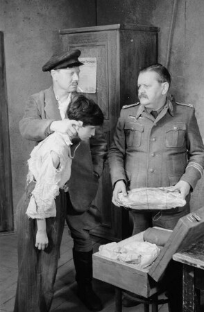 Szenenbilder aus dem Stück "Die Sonnenbrucks" von Leon Kruczkowski am Deutschen Theater Berlin : Szene mit Hans Stiebner als Hoppe (rechts)