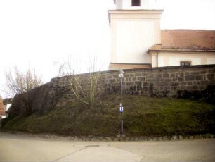 Ansicht im Norden mit Kirche (gotische Gründung 14 Jh) über Kirchhofmauer (Wehrgang mit Steinbrüstung und Schießscharten im 18 Jh abgetragen)