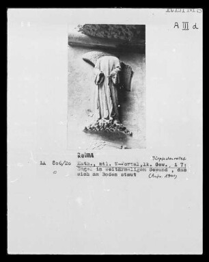 Mittleres Westportal — Nördlicher Türpfosten — Betender Engel, i 7