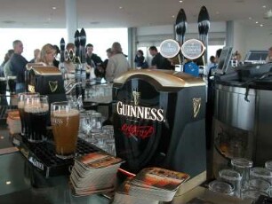 Zapfhahn und Gläser für Guinness_bier in der Sky Bar des Brauerei-Museums in Dublin