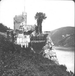 Trechtingshausen. Burg Rheinstein (Wiederaufbau 1825-1829; J. C. von Lassaulx, K. F. Schinkel). Ansicht vom Hang (von Westsüdwest)