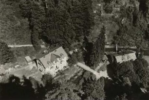Sächsische Schweiz. Blick ins Polenztal mit Gasthaus "Polenztal" unterhalb der Burg Hohnstein