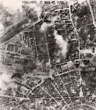 Amerikanische Luftbildaufnahmen von Kriegszerstörungen. Ausrichtung nach Süden. Südstadt / Innenstadt